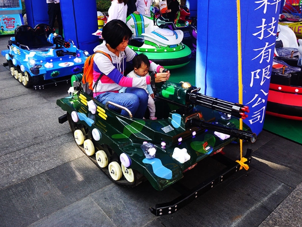 電動(dòng)坦克車(chē)
